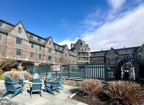 Outdoor dining - Waterfront property in Newport Rhode Island June 23-30 2024. Downtown resort. (Newport)