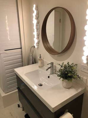 Hiustenkuivaaja, pyyhkeet, saippua, vessapaperi