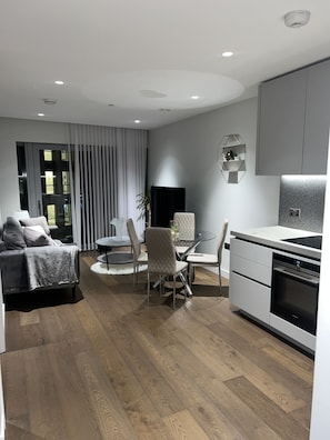 Appartement | Cuisine privée | Réfrigérateur, micro-ondes, four, plaque de cuisson