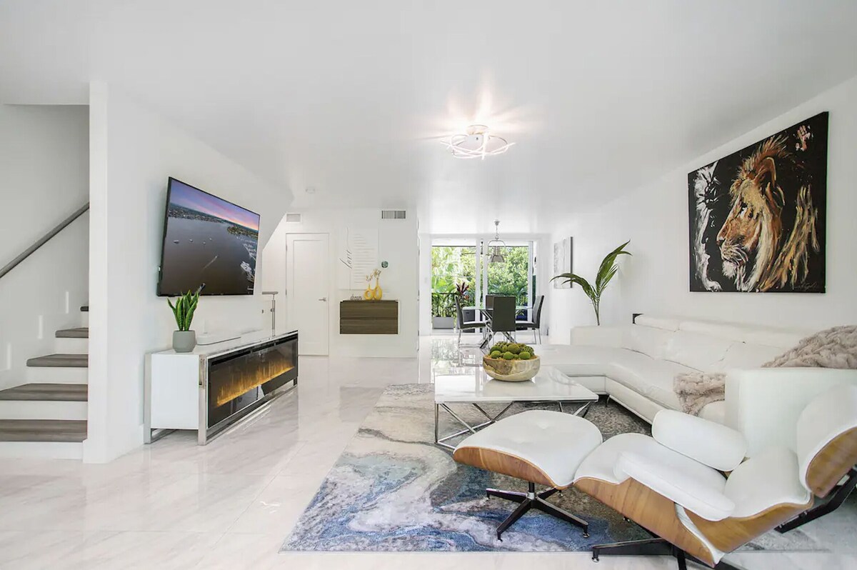 Photo 2 of Modern Townhome Downtown - Walk to Beach, 5th Ave, Marina, Tennis and Parks