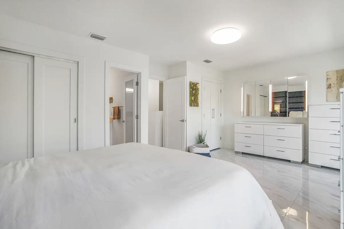 Photo 18 of Modern Townhome Downtown - Walk to Beach, 5th Ave, Marina, Tennis and Parks