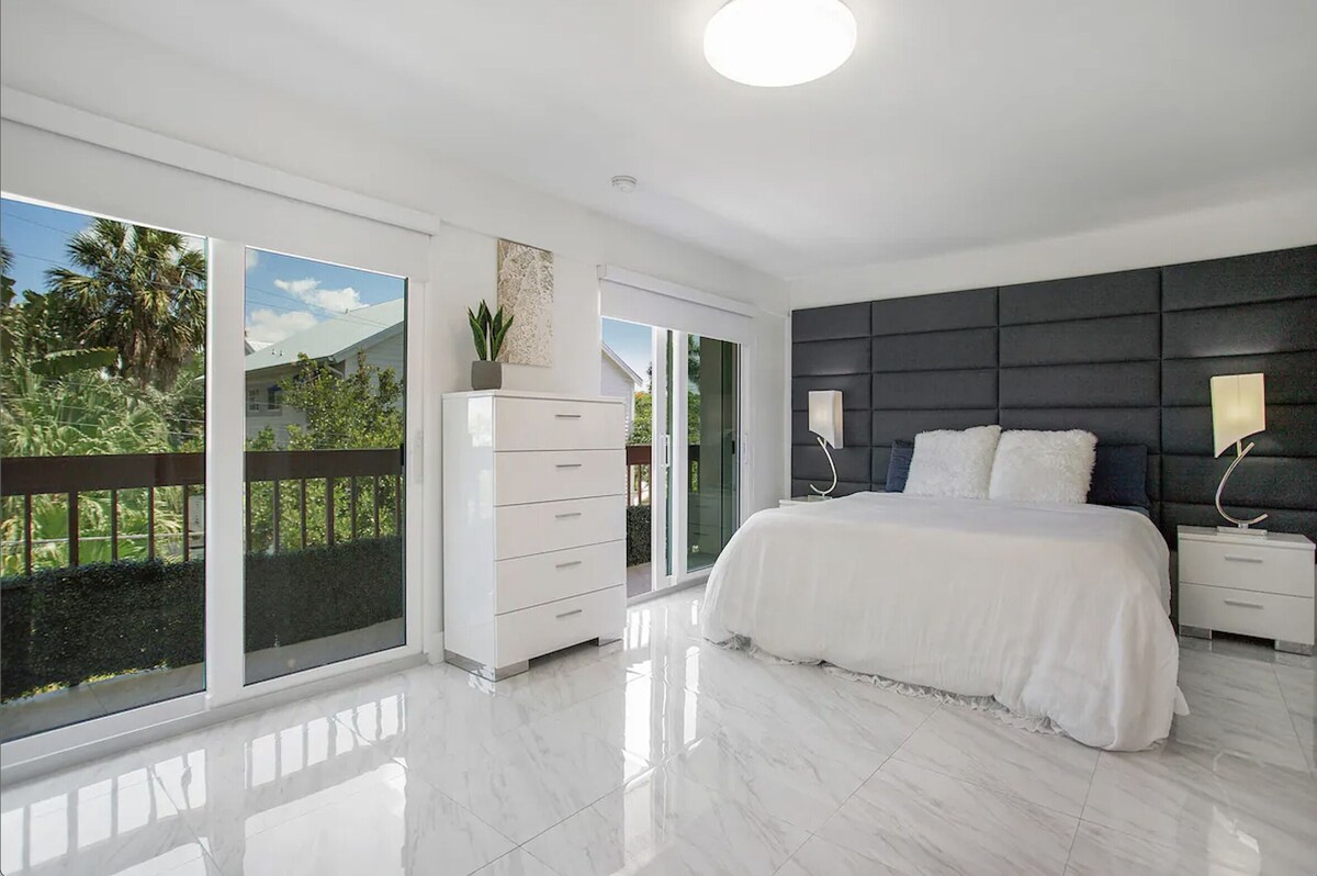 Photo 8 of Modern Townhome Downtown - Walk to Beach, 5th Ave, Marina, Tennis and Parks