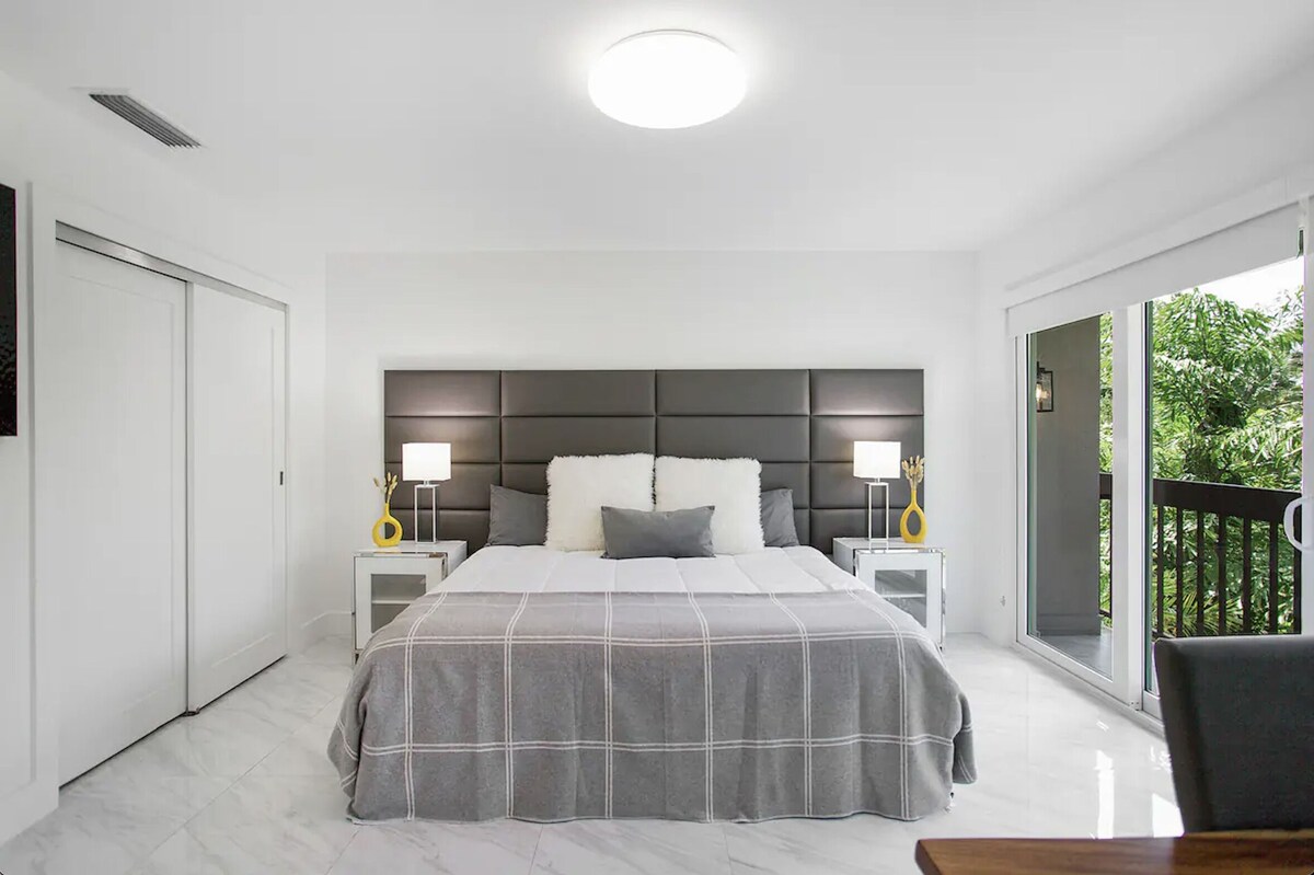 Photo 6 of Modern Townhome Downtown - Walk to Beach, 5th Ave, Marina, Tennis and Parks