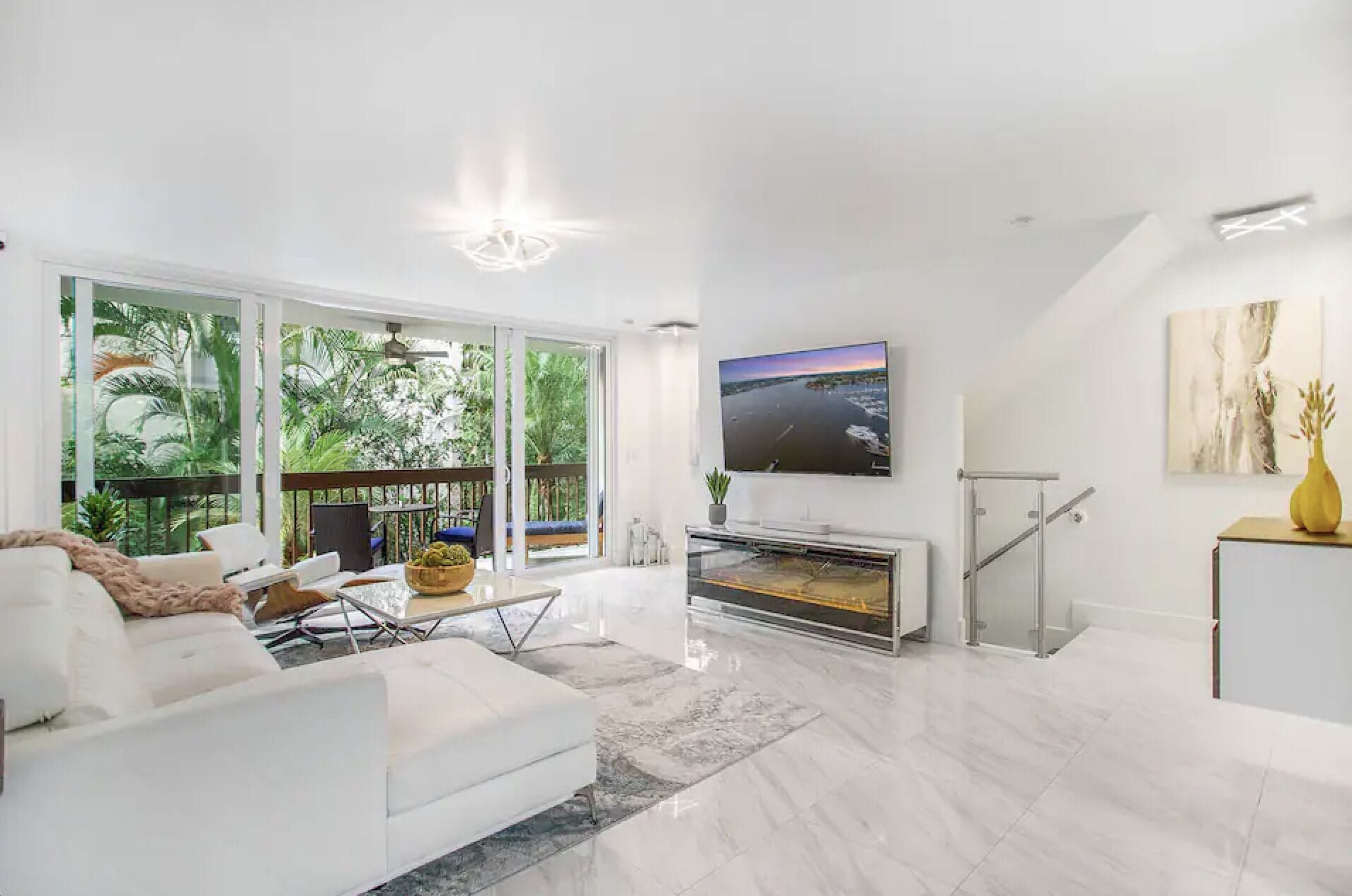 Modern, Downtown Old Naples, Walk to the beach & 5th Ave S