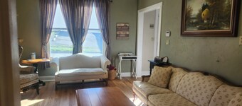 Walk to the Diamond- First Floor Bed and Bath Perfect multi-generation families 