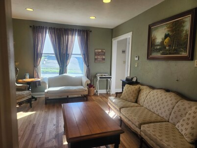 Walk to the Diamond- First Floor Bed and Bath Perfect multi-generation families 