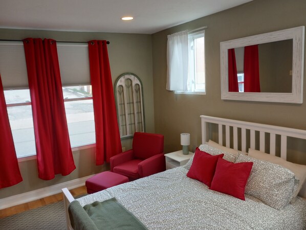 3 habitaciones, escritorio y tabla de planchar con plancha