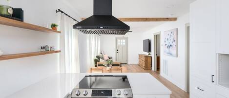 Refrigerador, microondas, horno, placa de cocina