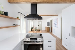 Fridge, microwave, oven, stovetop - Ivey Cottage: 5 min to Downtown & Pet Friendly! (Wilmington)