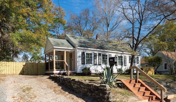 Exterior - Ivey Cottage: 5 min to Downtown & Pet Friendly! (Wilmington)