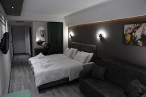 标准三人房 | 迷你吧、客房内保险箱、办公桌、笔记本电脑工作区