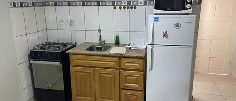 Jääkaappi, mikroaaltouuni, liesi, vedenkeitin