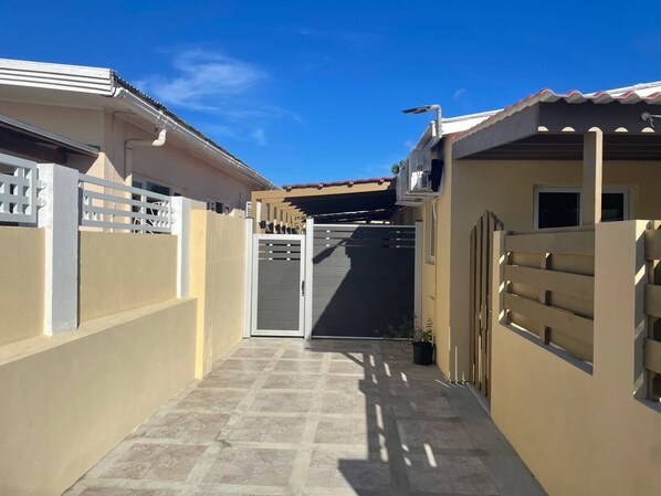 المنطقة المحيطة بالمنشأة