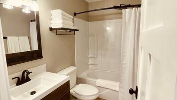 Hårtork, handdukar, tvål och schampo