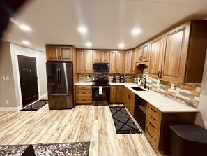 ثلاجة، ميكروويف، فرن، موقد طهي مسطح