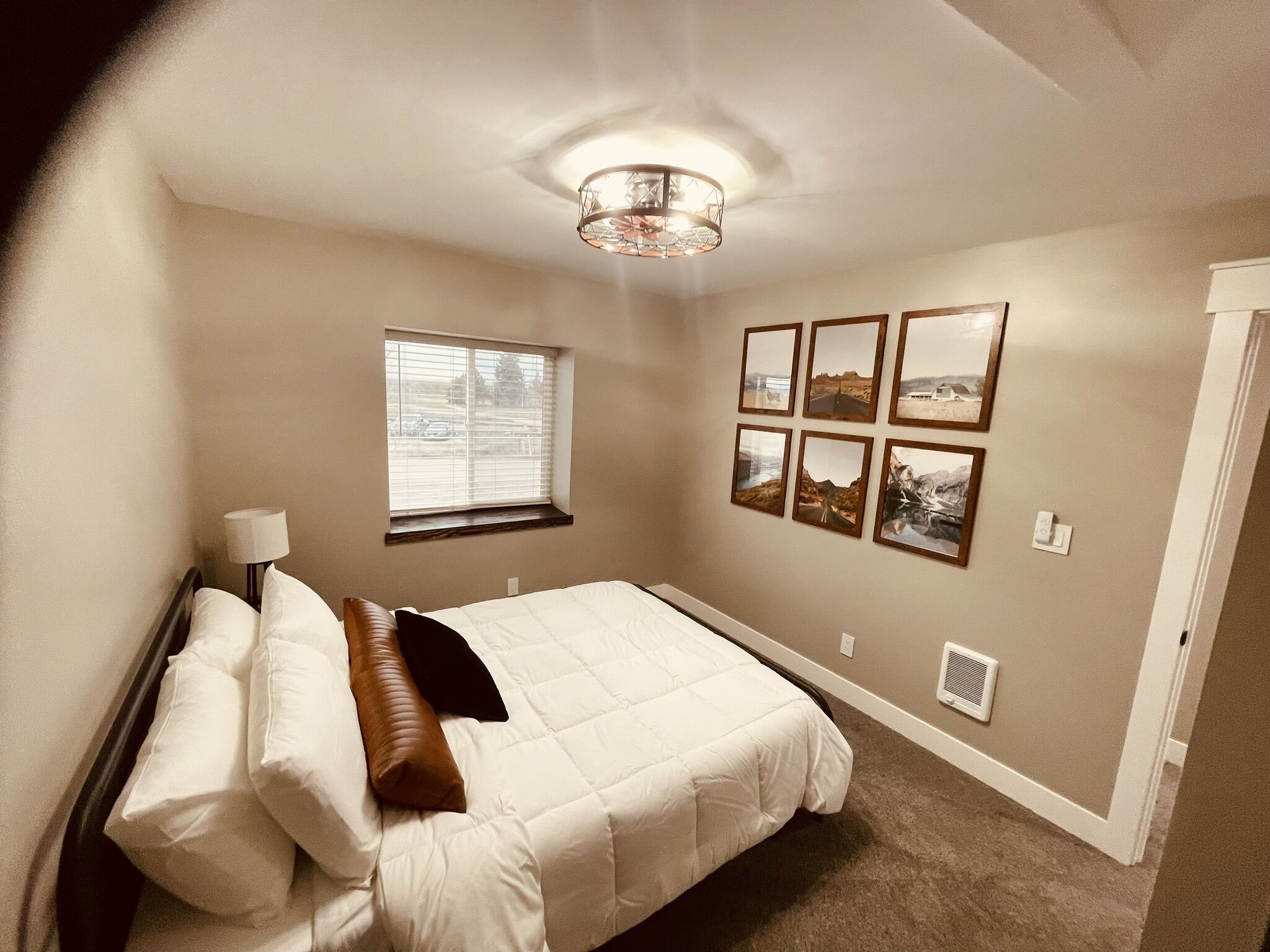 2 habitaciones, tabla de planchar con plancha y cuna de viaje 