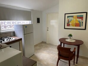 Jääkaappi, mikroaaltouuni, liesi, astianpesukone