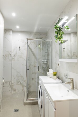 Dusche, Haartrockner, Handtücher, Seife