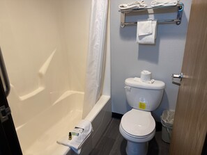 Rainfall showerhead, free toiletries, towels