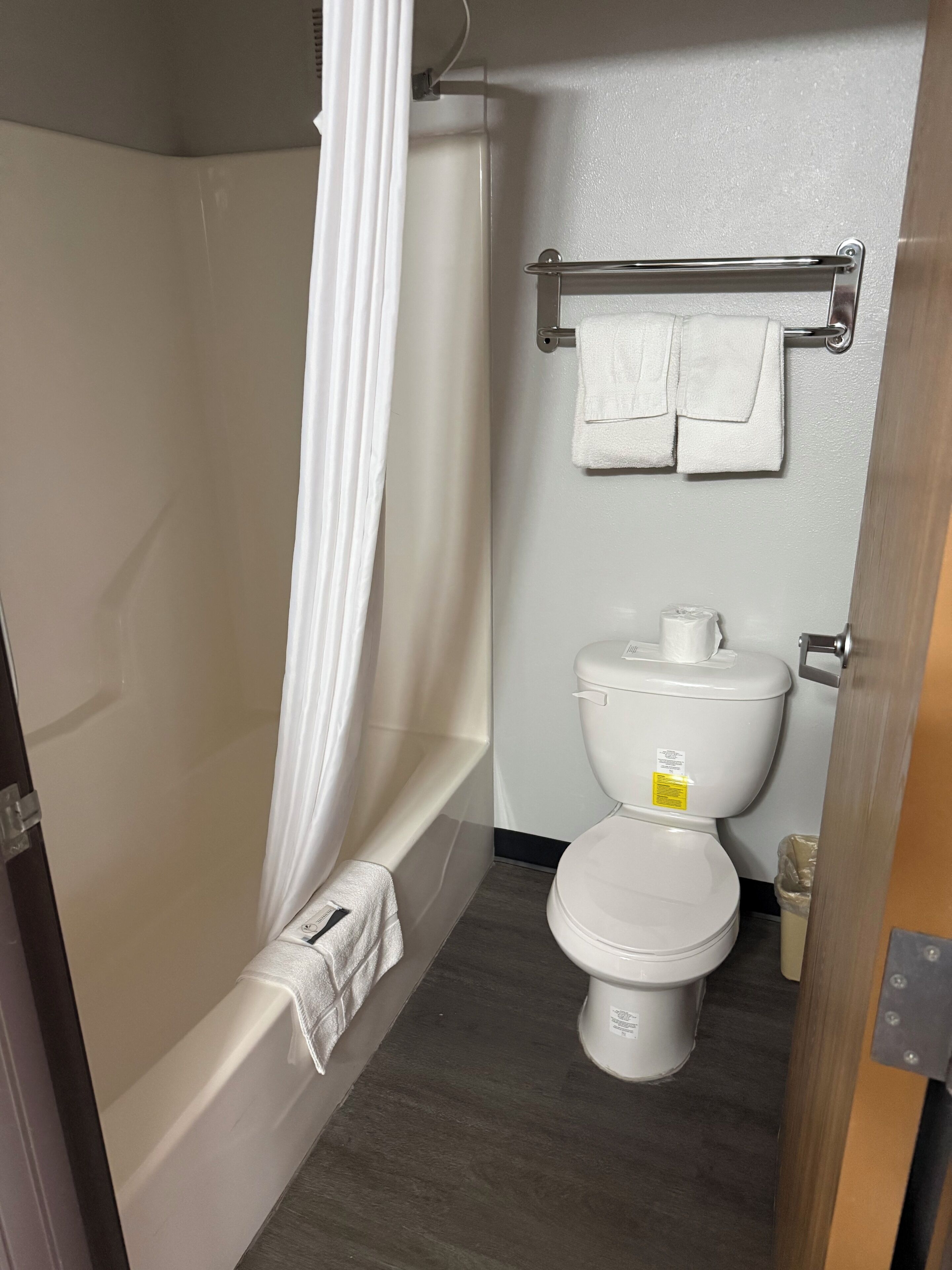 Rainfall showerhead, free toiletries, towels