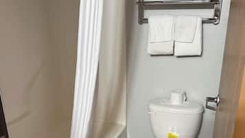 Rainfall showerhead, free toiletries, towels
