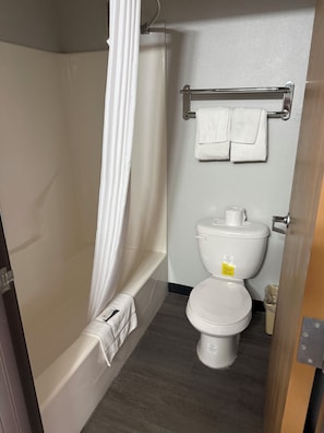 Rainfall showerhead, free toiletries, towels - Country Haven Inn (Burlington)