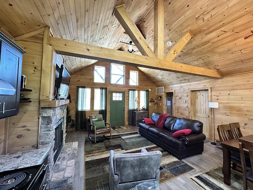 Luxury cabin with a hot tub and internet