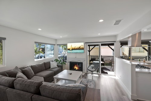 CDM Goldenrod - 5 min Walk to Beach with 2 Decks, Firepit, Central AC