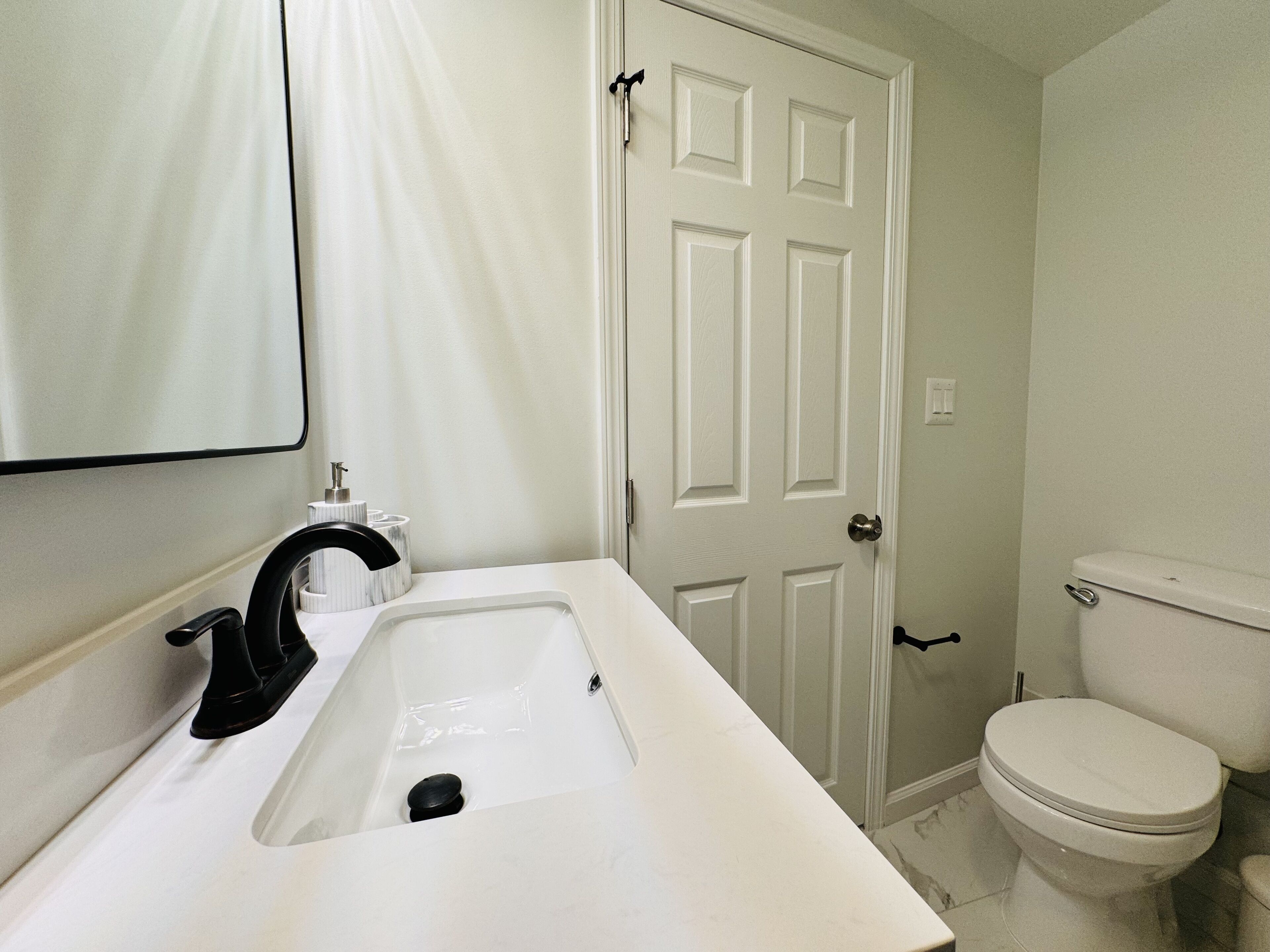 Fresh 2BR Basement Oasis: Amid Nature, Minutes from Urban Centers