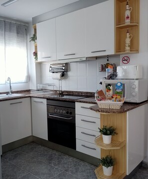 Geladeira, micro-ondas, fogão, cooktop