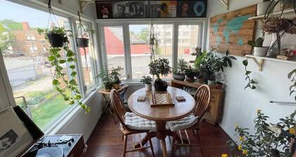 Spacious 2 Bedroom Apartment with Sun Room in Great Area Close to Subway