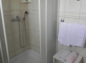 Dusche, Haartrockner, Handtücher
