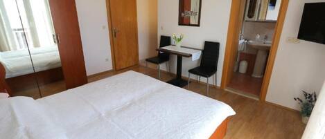 Tabla de planchar con plancha, wifi y ropa de cama