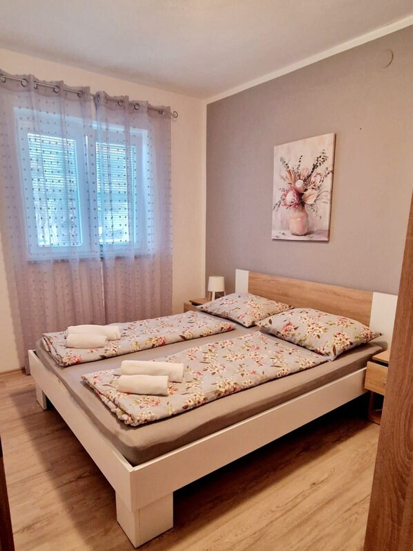 2 bedrooms, iron/ironing board, WiFi, bed sheets