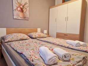 2 bedrooms, iron/ironing board, WiFi, bed sheets