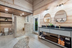 Shower, towels - Romance is in the Air | Sauna, EV & Pizza Oven (Broken Bow)