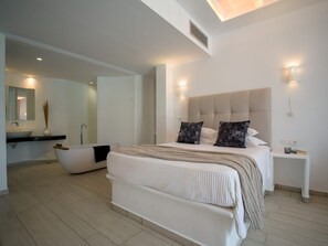 2 bedrooms, in-room safe, iron/ironing board, free WiFi