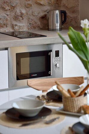Fridge, microwave, stovetop, coffee/tea maker