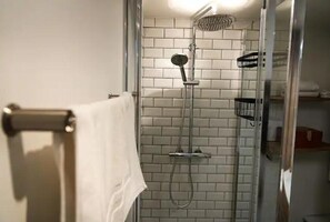 Dusche, Handtücher, Seife, Shampoo