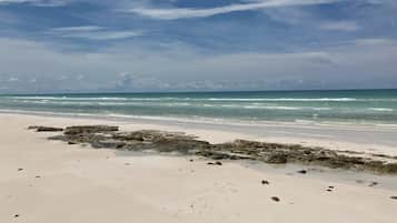 På stranden, solstolar och strandhanddukar
