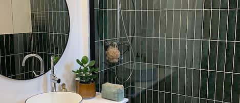 Regadera, toallas, jabón, papel de baño