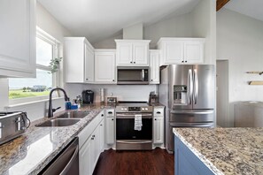 Kühlschrank, Mikrowelle, Herdplatte, Geschirrspüler