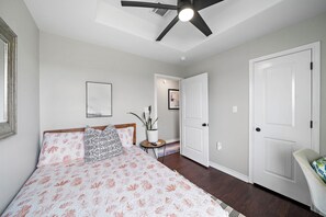 3 habitaciones, escritorio, tabla de planchar con plancha y internet