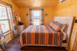 3 dormitorios, escritorio, tabla de planchar con plancha y cuna de viaje