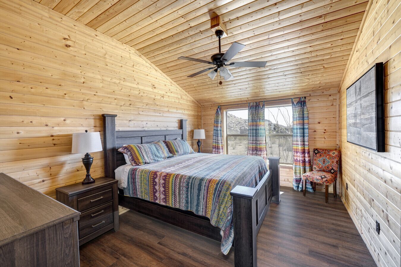 3 chambres, bureau, fer et planche à repasser, lit de bébé portatif