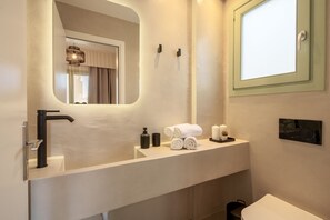 Villa Confort | Baño | Amenidades de baño gratuitas, secadora de cabello, shampoo 