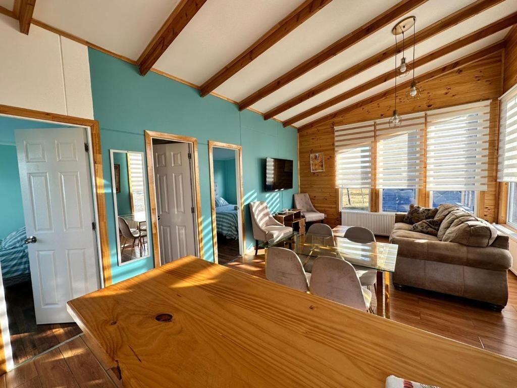 Eenvoudige cottage | Woonruimte | Een flatscreentelevisie