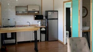 Eenvoudige cottage | Privékeuken | Een koelkast, een microgolfoven, een oven, een kookplaat