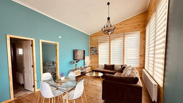 Klassieke cottage | Woonruimte | Flatscreentelevisie