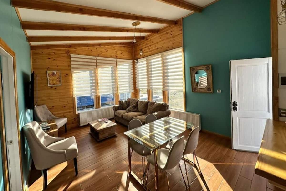 Eenvoudige cottage | Woonruimte | Een flatscreentelevisie